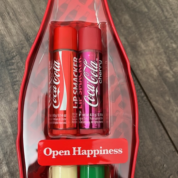 Brand new Coca Cola Lip Smacker set! - Picture 2 of 5